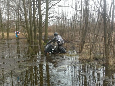 dziura na ok 150cm, gdyby nie drzewo, byłby kołowrotek