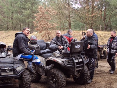 Ognisko i &quot;opijanie&quot; Marka nowego nabytku na torze koło Mostów